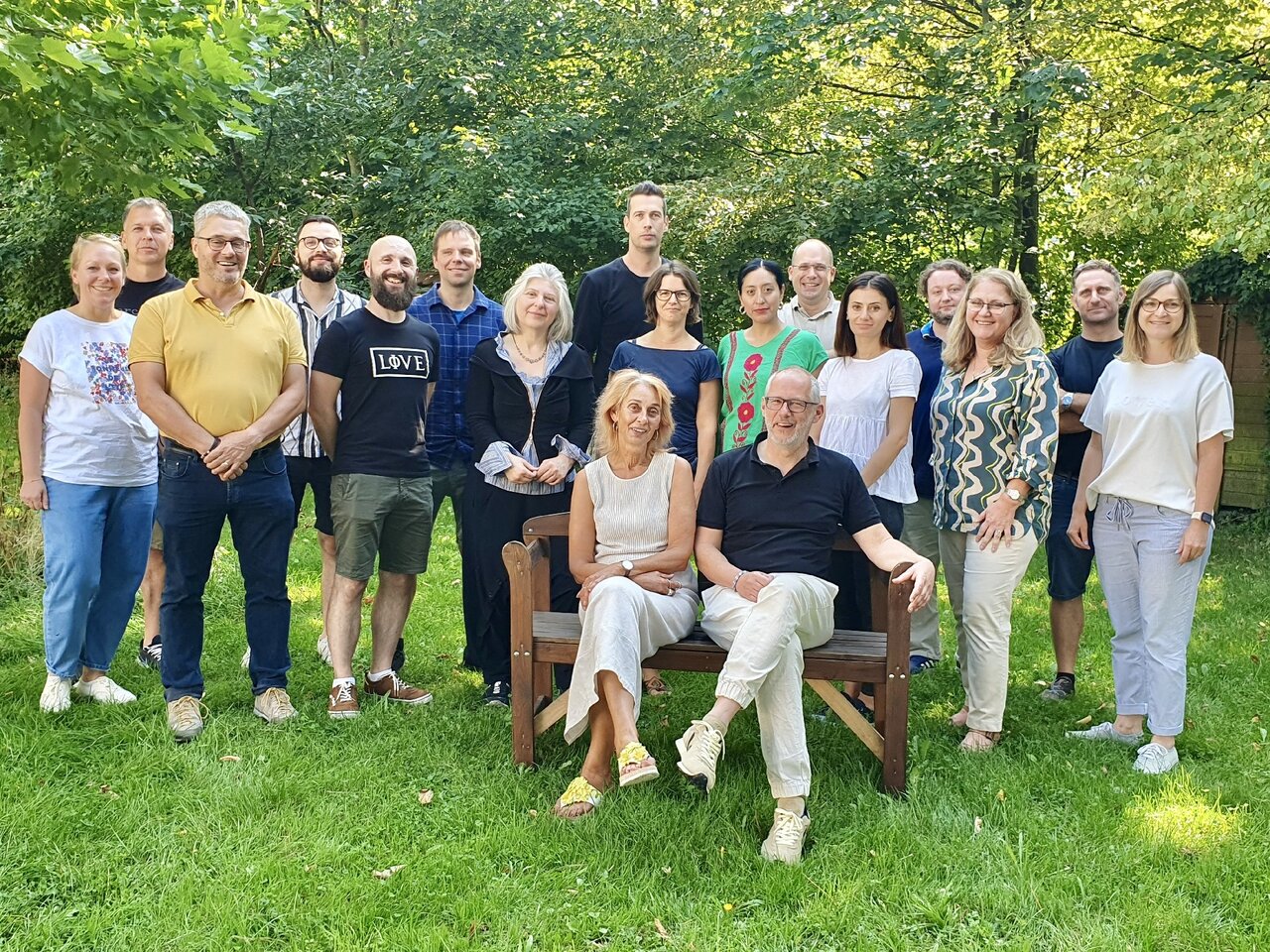 Das Kollegium der Albrecht-Berblinger-Gemeinschaftsschule im Schulgarten